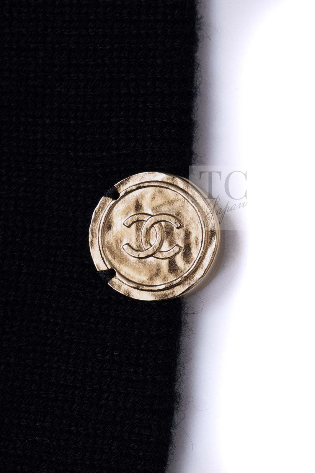 CHANEL black gold cashmere knit CC logo button women's cardigan / シャネル レディース ブラック ゴールド カシミヤ ニット CCロゴ ボタン カーディガン