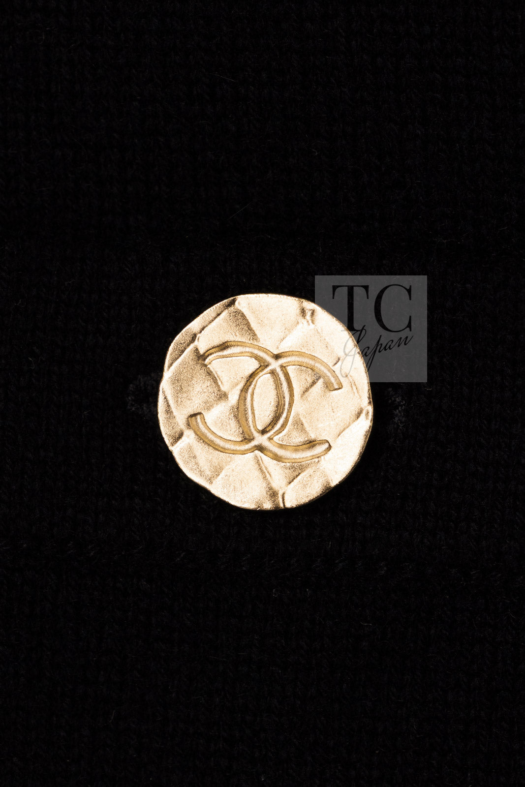 CHANEL black gold cashmere knit CC logo button women's cardigan / シャネル レディース ブラック ゴールド カシミヤ ニット CCロゴ ボタン カーディガン
