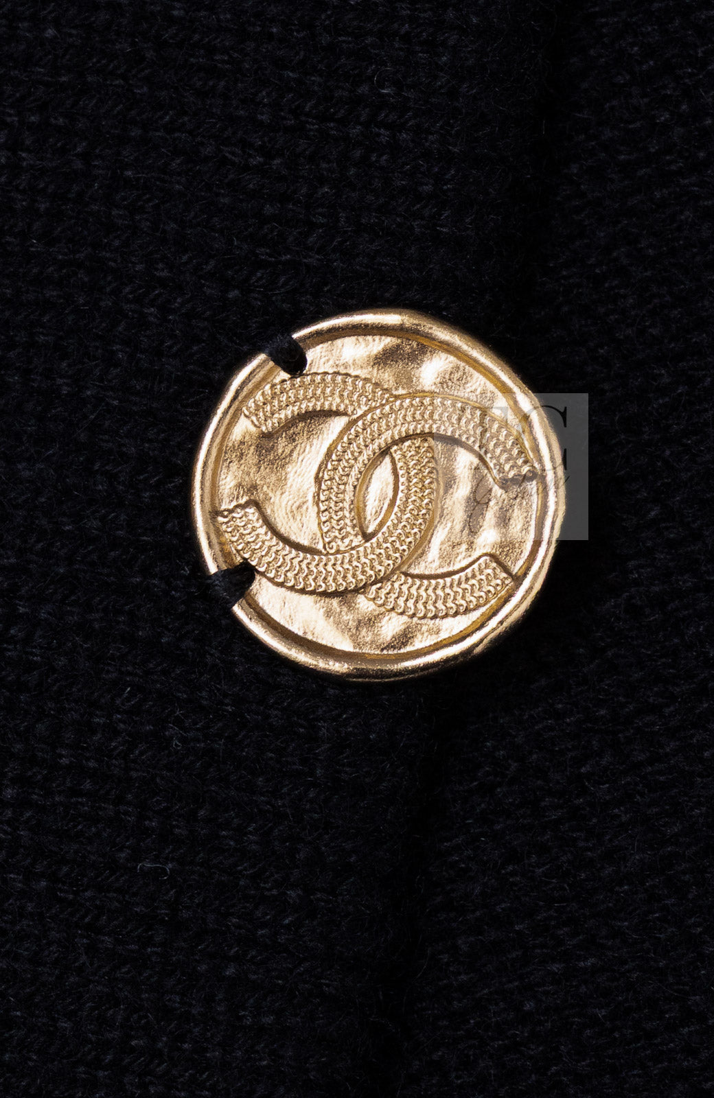CHANEL black gold cashmere knit CC logo button women's cardigan / シャネル レディース ブラック ゴールド カシミヤ ニット CCロゴ ボタン カーディガン