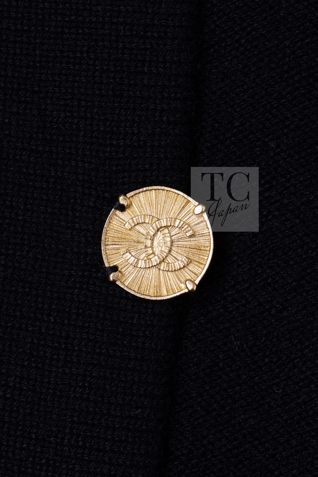 CHANEL black gold cashmere knit CC logo button women's cardigan / シャネル レディース ブラック ゴールド カシミヤ ニット CCロゴ ボタン カーディガン