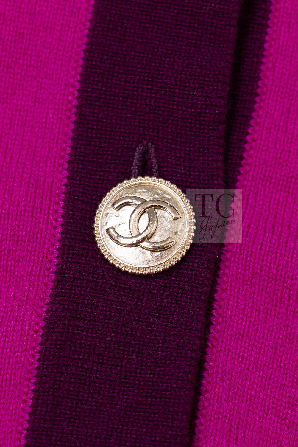 CHANEL 20PF Plum Burgundy Bicolor CC Logo Button Cashmere Knit Cardigan 38 4