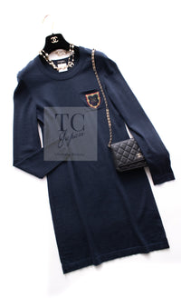 CHANEL 13PF Navy Emblem Wool 100% Stretch Knit Sweater Dress 36 シャネル ネイビー エンブレム ワッペン ウール100% ニット ストレッチ 薄手 セーター ワンピース 即発