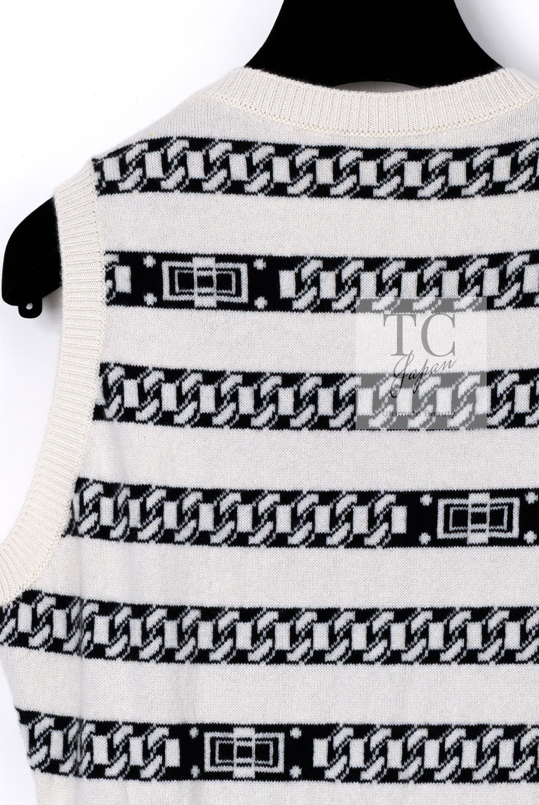 CHANEL 17PS Ivory Black Chain Turn Lock Pattern Cashmere Knit Dress 36 シャネル アイボリー ブラック チェーン & ターンロック 柄 カシミヤ ニット ワンピース 即発