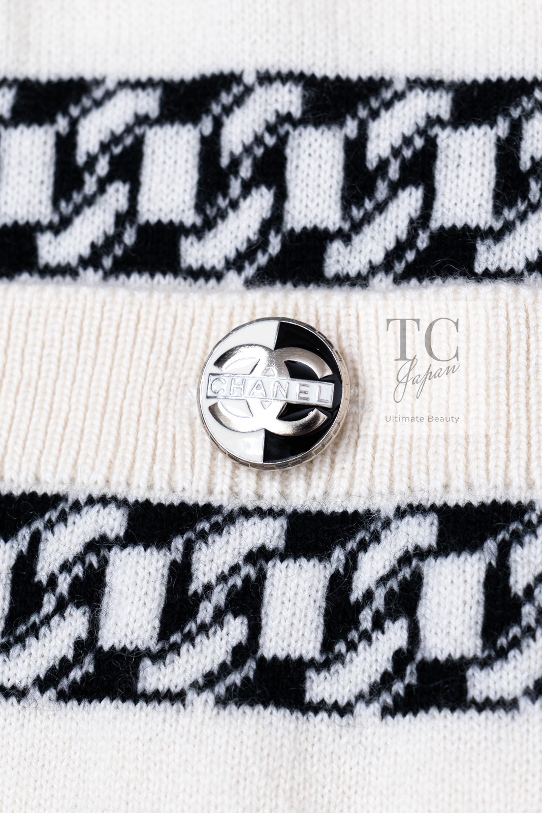 CHANEL 17PS Ivory Black Chain Turn Lock Pattern Cashmere Knit Dress 36 シャネル アイボリー ブラック チェーン & ターンロック 柄 カシミヤ ニット ワンピース 即発