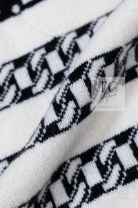 CHANEL 17PS Ivory Black Chain Turn Lock Pattern Cashmere Knit Dress 36 シャネル アイボリー ブラック チェーン & ターンロック 柄 カシミヤ ニット ワンピース 即発