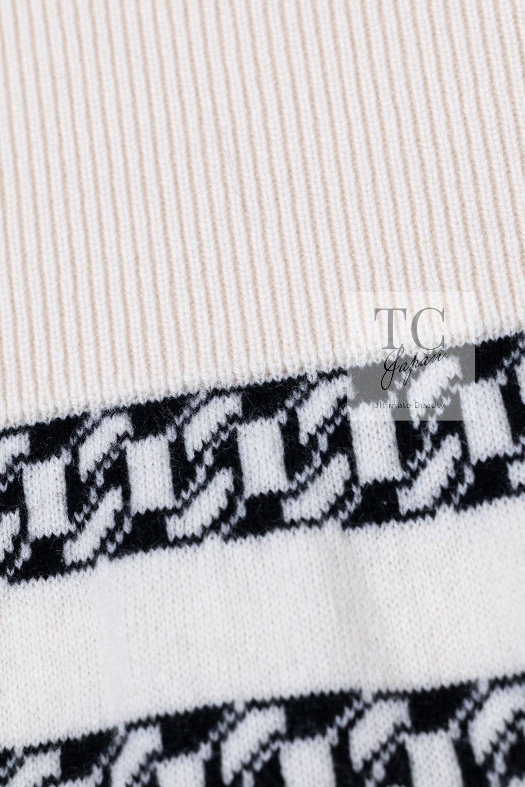 CHANEL 17PS Ivory Black Chain Turn Lock Pattern Cashmere Knit Dress 36 シャネル アイボリー ブラック チェーン & ターンロック 柄 カシミヤ ニット ワンピース 即発