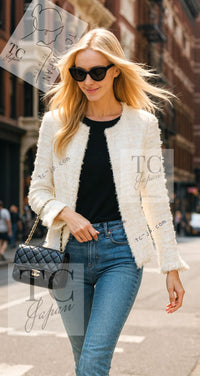 CHANEL 05S Ivory White Pearl Buttons Lesage Tweed Jacket Skirt Suit 40 42 シャネル アイボリー ホワイト パール CC ボタン ルサージュ ツイード ジャケット スカート スーツ 即発