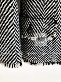 CHANEL 06A Black Herringbone Chevron Wool Tweed Jacket Skirt Suit 34 シャネル ブラック シェベロン ウール ツイード ジャケット スカート スーツ 即発