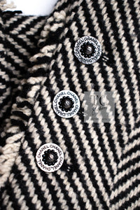 CHANEL 06A Black Herringbone Chevron Wool Tweed Jacket Skirt Suit 34 シャネル ブラック シェベロン ウール ツイード ジャケット スカート スーツ 即発