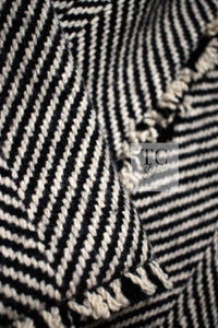 CHANEL 06A Black Herringbone Chevron Wool Tweed Jacket Skirt Suit 34 シャネル ブラック シェベロン ウール ツイード ジャケット スカート スーツ 即発