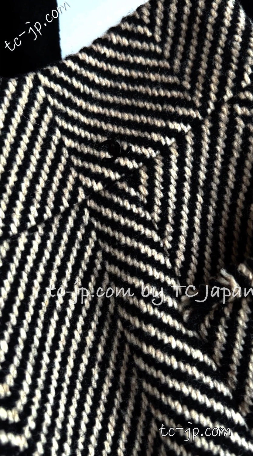CHANEL 06A Black Herringbone Chevron Wool Tweed Jacket Skirt Suit 34 シャネル ブラック シェベロン ウール ツイード ジャケット スカート スーツ 即発 - TC JAPAN