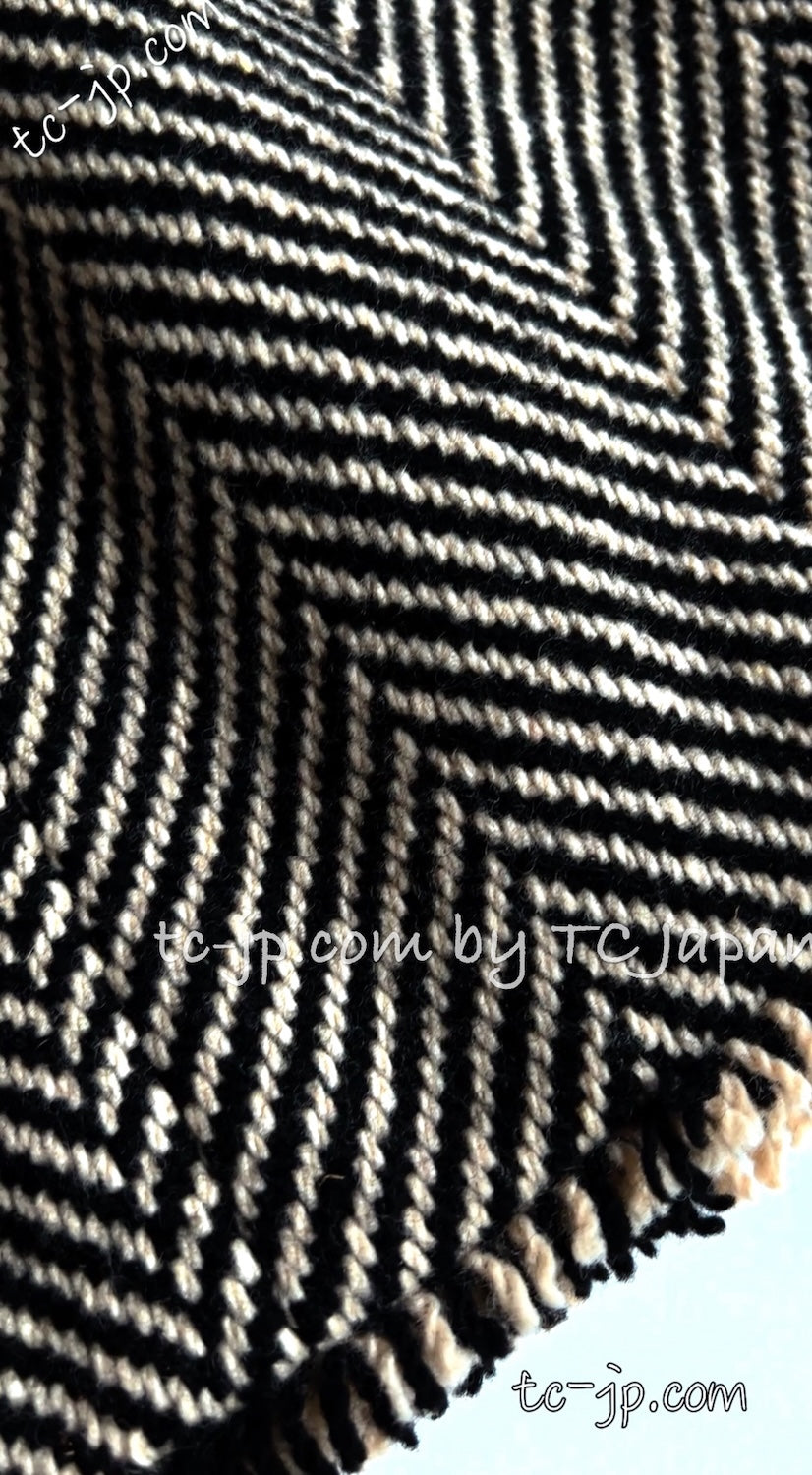 CHANEL 06A Black Herringbone Chevron Wool Tweed Jacket Skirt Suit 34 シャネル ブラック シェベロン ウール ツイード ジャケット スカート スーツ 即発 - TC JAPAN