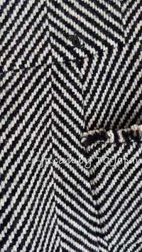 CHANEL 06A Black Herringbone Chevron Wool Tweed Jacket Skirt Suit 34 シャネル ブラック シェベロン ウール ツイード ジャケット スカート スーツ 即発 - TC JAPAN
