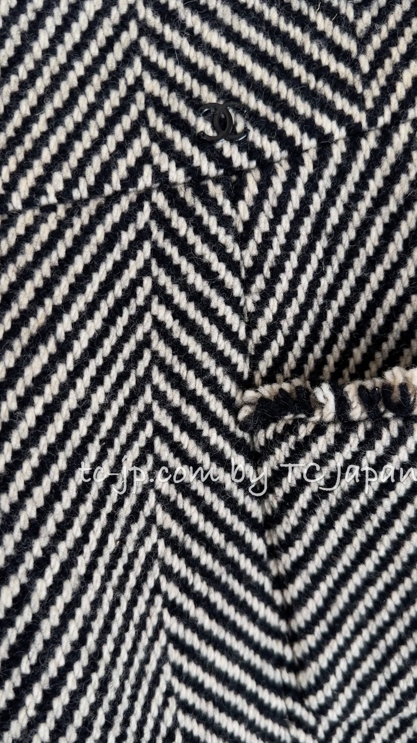 CHANEL 06A Black Herringbone Chevron Wool Tweed Jacket Skirt Suit 34 シャネル ブラック シェベロン ウール ツイード ジャケット スカート スーツ 即発 - TC JAPAN