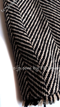CHANEL 06A Black Herringbone Chevron Wool Tweed Jacket Skirt Suit 34 シャネル ブラック シェベロン ウール ツイード ジャケット スカート スーツ 即発 - TC JAPAN
