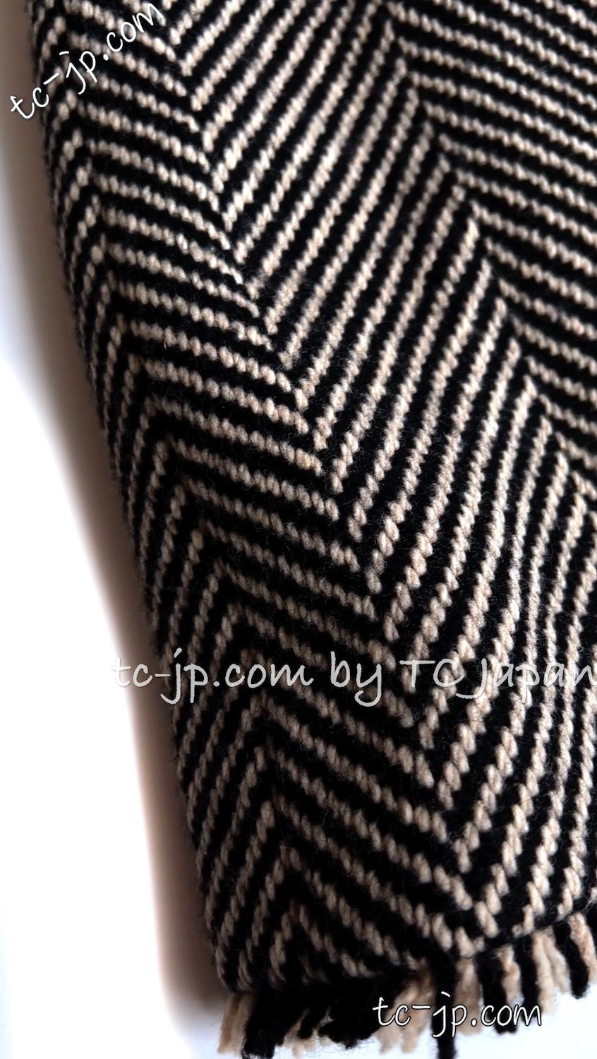 CHANEL 06A Black Herringbone Chevron Wool Tweed Jacket Skirt Suit 34 シャネル ブラック シェベロン ウール ツイード ジャケット スカート スーツ 即発 - TC JAPAN