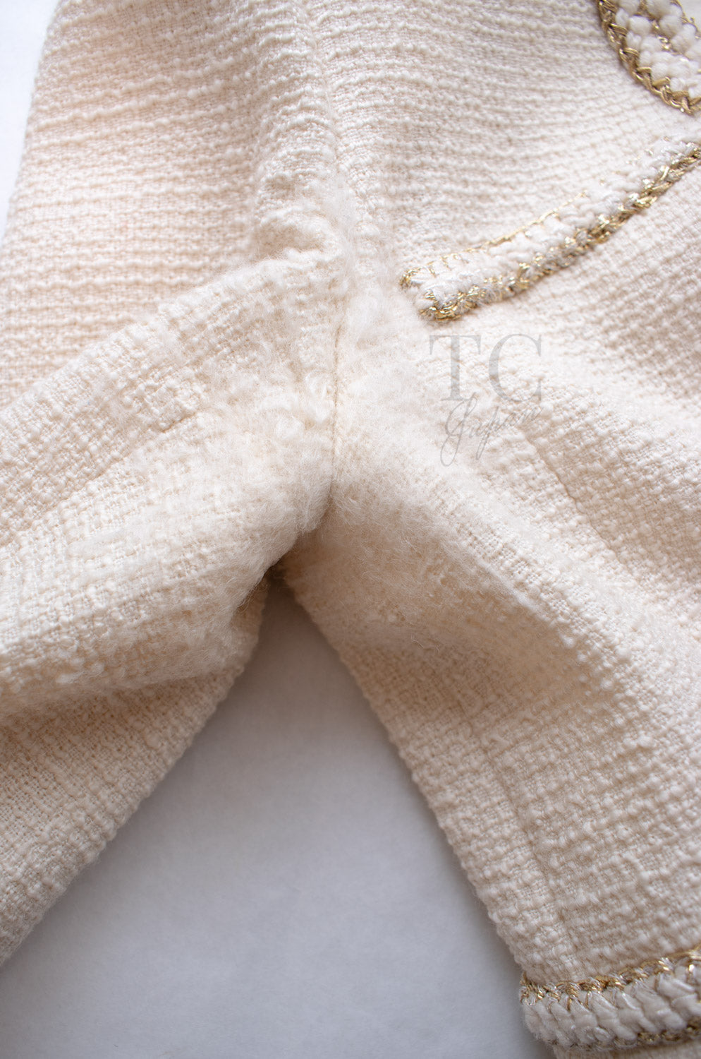 CHANEL 17PF Ivory Creme Gold Trim Wool Tweed Jacket Skirt Suit 38 14