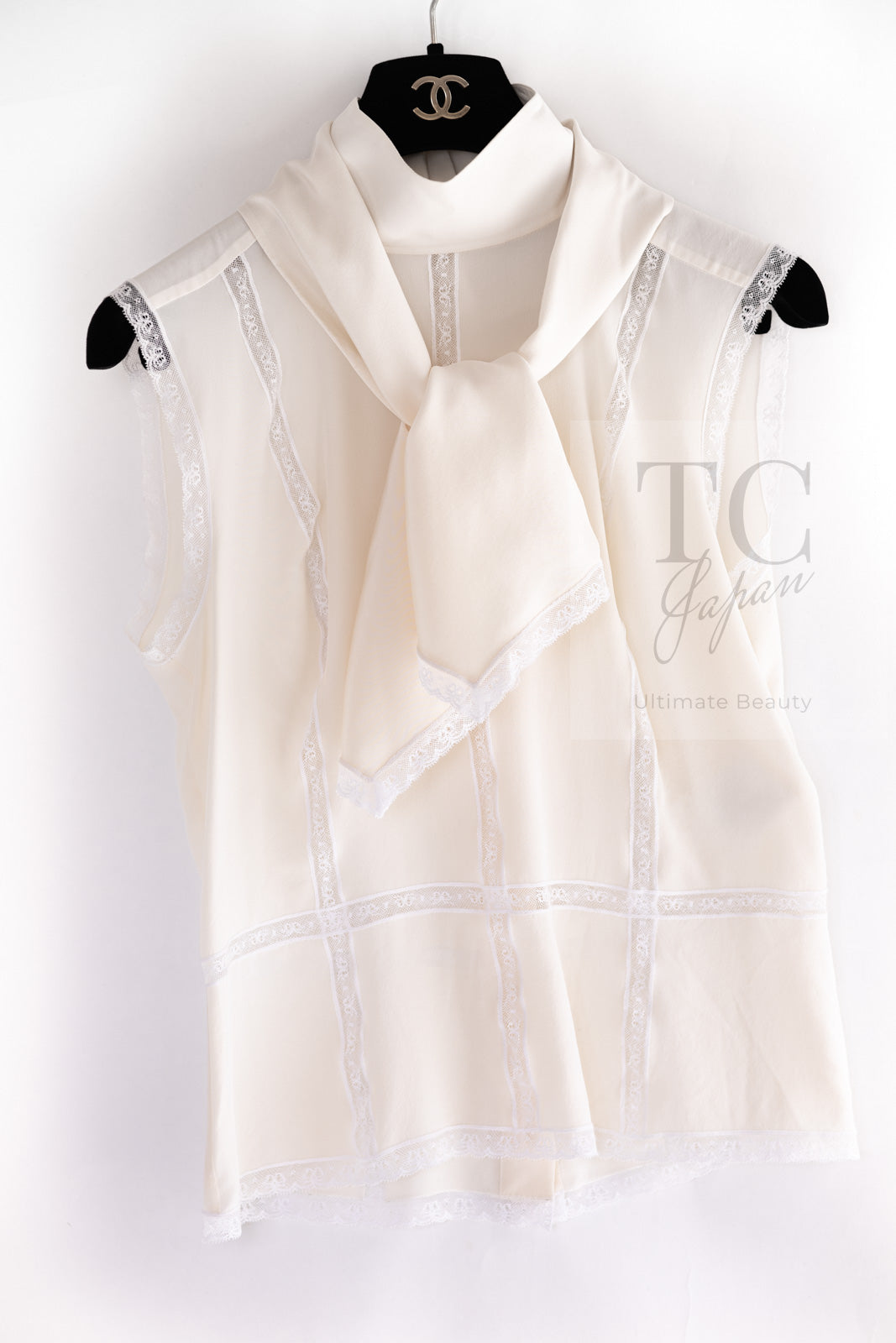CHANEL 08PF Ivory Silk CC Logo Button Sleeveless Tops Blouse 34 シャネル アイボリー シルク パール ココボタン ノースリーブ トップス ブラウス 即発