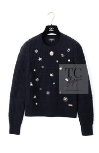 CHANEL 18PA Black Cashemre Silk Wool CC 5 Logo Lion Tops Sweater 34 36 シャネル ブラック カシミヤ シルク ウール CC 5 ライオン ロゴ 装飾 トップス セーター 即発