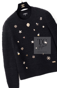 CHANEL 18PA Black Cashemre Silk Wool CC 5 Logo Lion Tops Sweater 34 36 シャネル ブラック カシミヤ シルク ウール CC 5 ライオン ロゴ 装飾 トップス セーター 即発