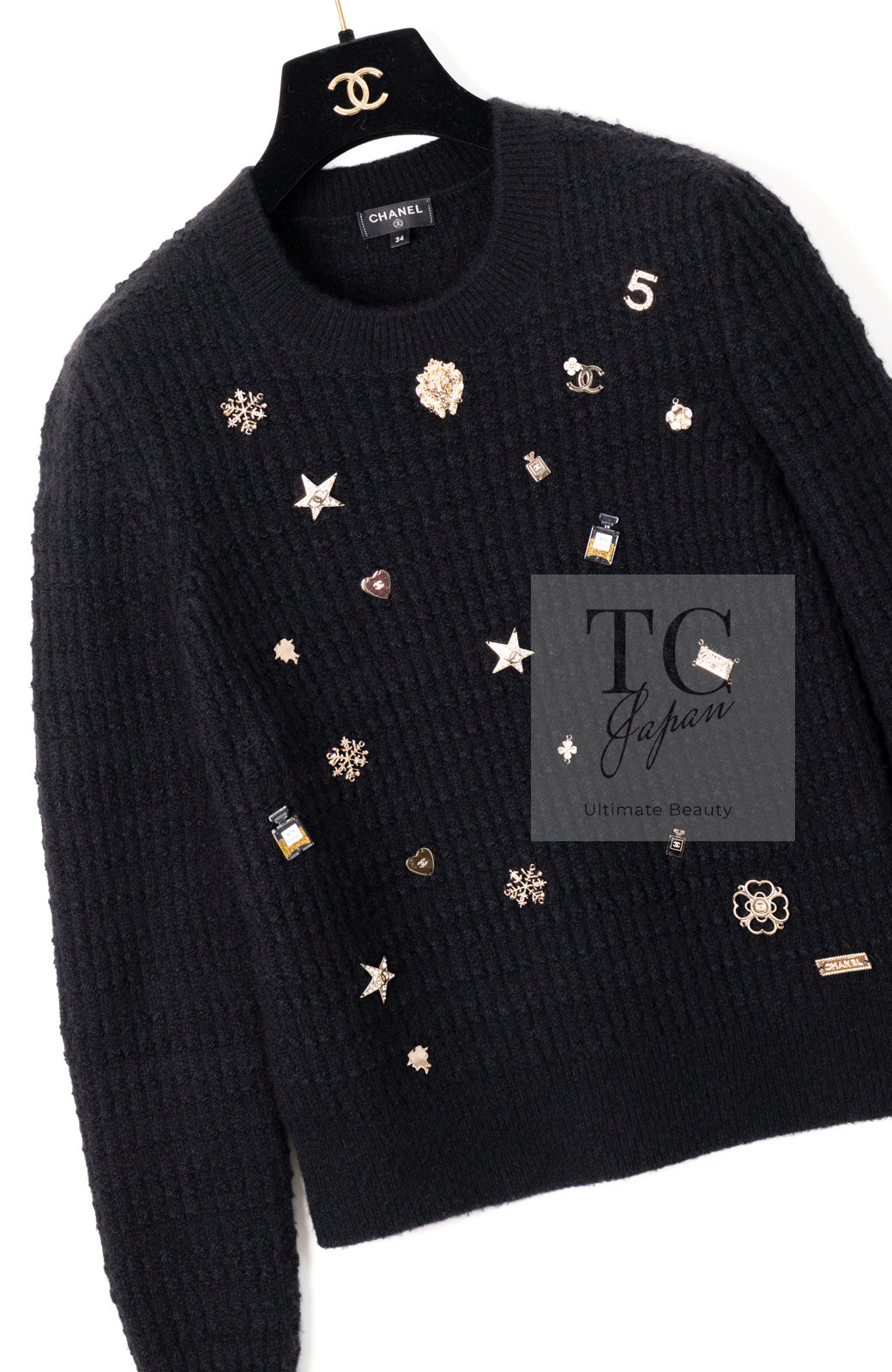 CHANEL 18PA Black Cashemre Silk Wool CC 5 Logo Lion Tops Sweater 34 36 シャネル ブラック カシミヤ シルク ウール CC 5 ライオン ロゴ 装飾 トップス セーター 即発