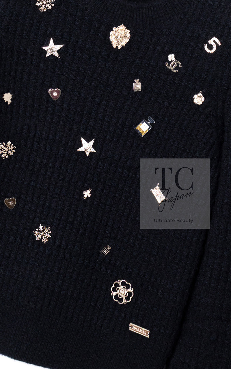 CHANEL 18PA Black Cashemre Silk Wool CC 5 Logo Lion Tops Sweater 34 36 シャネル ブラック カシミヤ シルク ウール CC 5 ライオン ロゴ 装飾 トップス セーター 即発