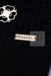 CHANEL 18PA Black Cashemre Silk Wool CC 5 Logo Lion Tops Sweater 34 36 シャネル ブラック カシミヤ シルク ウール CC 5 ライオン ロゴ 装飾 トップス セーター 即発