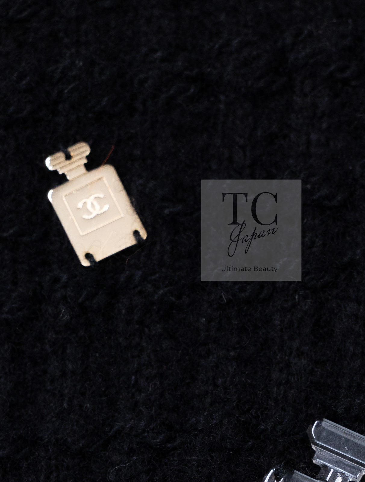 CHANEL 18PA Black Cashemre Silk Wool CC 5 Logo Lion Tops Sweater 34 36 シャネル ブラック カシミヤ シルク ウール CC 5 ライオン ロゴ 装飾 トップス セーター 即発