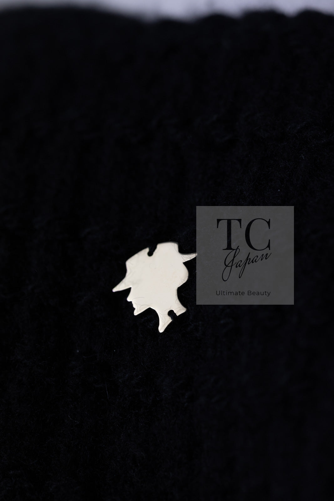 CHANEL 18PA Black Cashemre Silk Wool CC 5 Logo Lion Tops Sweater 34 36 シャネル ブラック カシミヤ シルク ウール CC 5 ライオン ロゴ 装飾 トップス セーター 即発