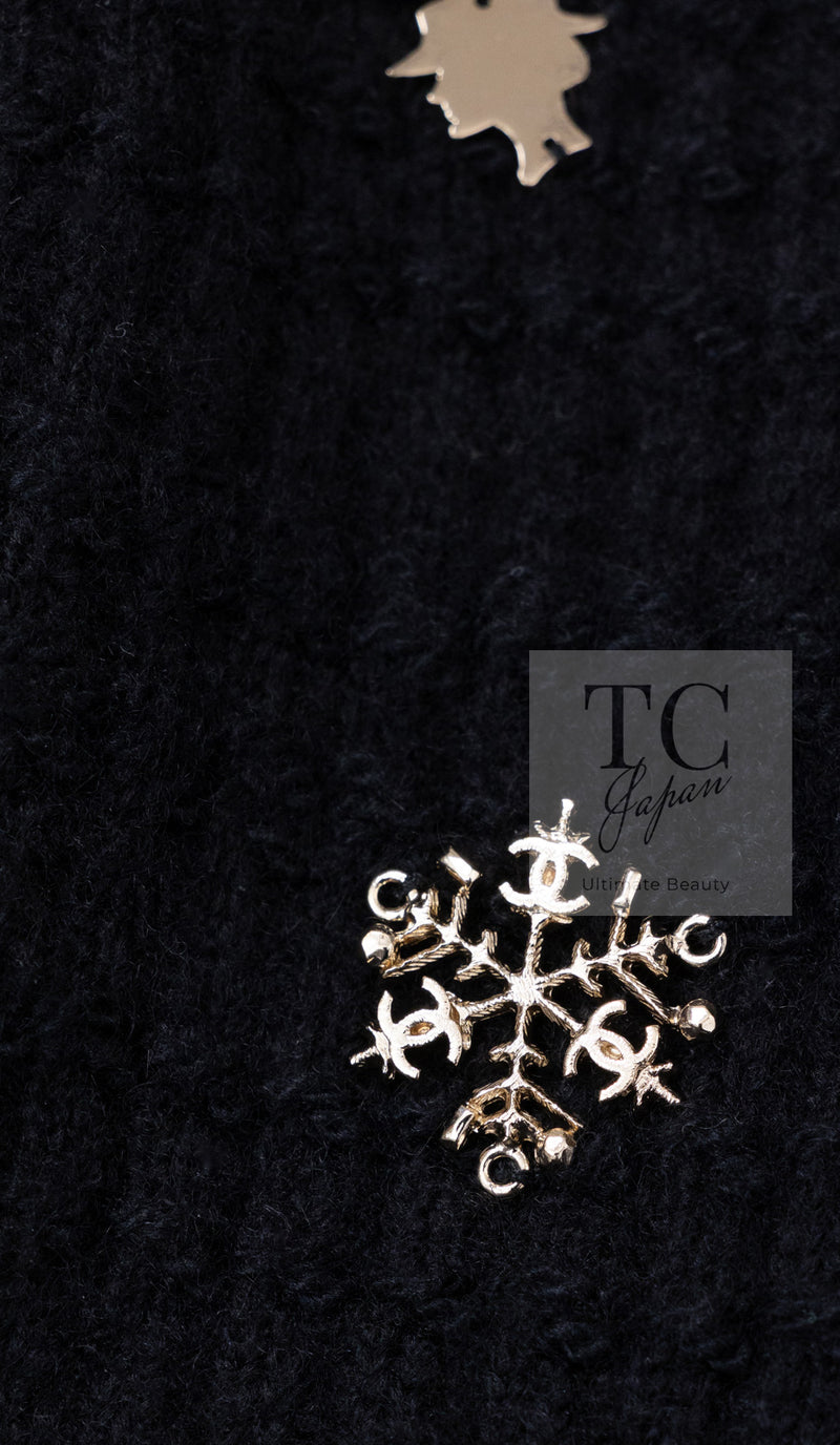 CHANEL 18PA Black Cashemre Silk Wool CC 5 Logo Lion Tops Sweater 34 36 シャネル ブラック カシミヤ シルク ウール CC 5 ライオン ロゴ 装飾 トップス セーター 即発