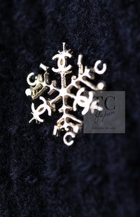 CHANEL 18PA Black Cashemre Silk Wool CC 5 Logo Lion Tops Sweater 34 36 シャネル ブラック カシミヤ シルク ウール CC 5 ライオン ロゴ 装飾 トップス セーター 即発