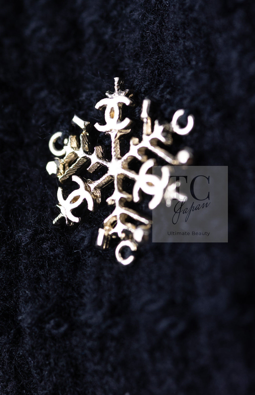 CHANEL 18PA Black Cashemre Silk Wool CC 5 Logo Lion Tops Sweater 34 36 シャネル ブラック カシミヤ シルク ウール CC 5 ライオン ロゴ 装飾 トップス セーター 即発