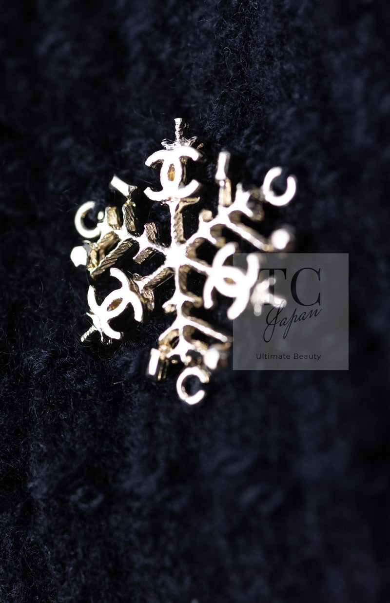 CHANEL 18PA Black Cashemre Silk Wool CC 5 Logo Lion Tops Sweater 34 36 シャネル ブラック カシミヤ シルク ウール CC 5 ライオン ロゴ 装飾 トップス セーター 即発