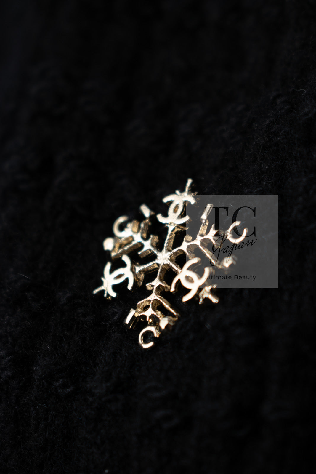 CHANEL 18PA Black Cashemre Silk Wool CC 5 Logo Lion Tops Sweater 34 36 シャネル ブラック カシミヤ シルク ウール CC 5 ライオン ロゴ 装飾 トップス セーター 即発