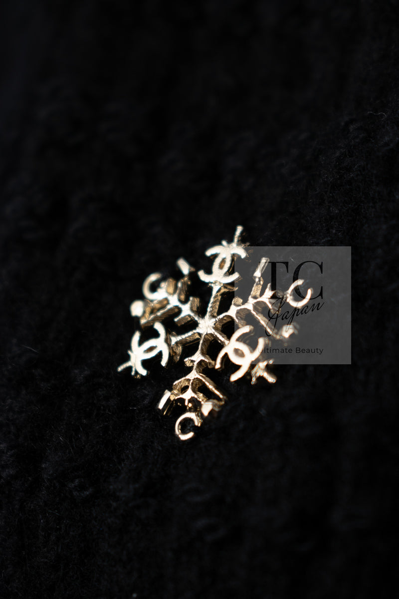 CHANEL 18PA Black Cashemre Silk Wool CC 5 Logo Lion Tops Sweater 34 36 シャネル ブラック カシミヤ シルク ウール CC 5 ライオン ロゴ 装飾 トップス セーター 即発