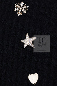 CHANEL 18PA Black Cashemre Silk Wool CC 5 Logo Lion Tops Sweater 34 36 シャネル ブラック カシミヤ シルク ウール CC 5 ライオン ロゴ 装飾 トップス セーター 即発