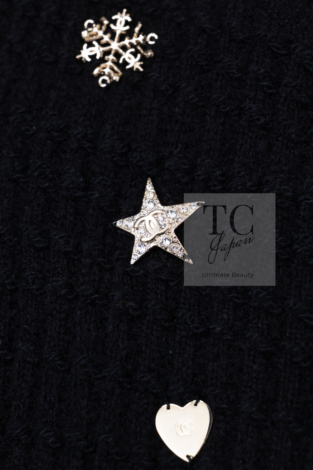 CHANEL 18PA Black Cashemre Silk Wool CC 5 Logo Lion Tops Sweater 34 36 シャネル ブラック カシミヤ シルク ウール CC 5 ライオン ロゴ 装飾 トップス セーター 即発