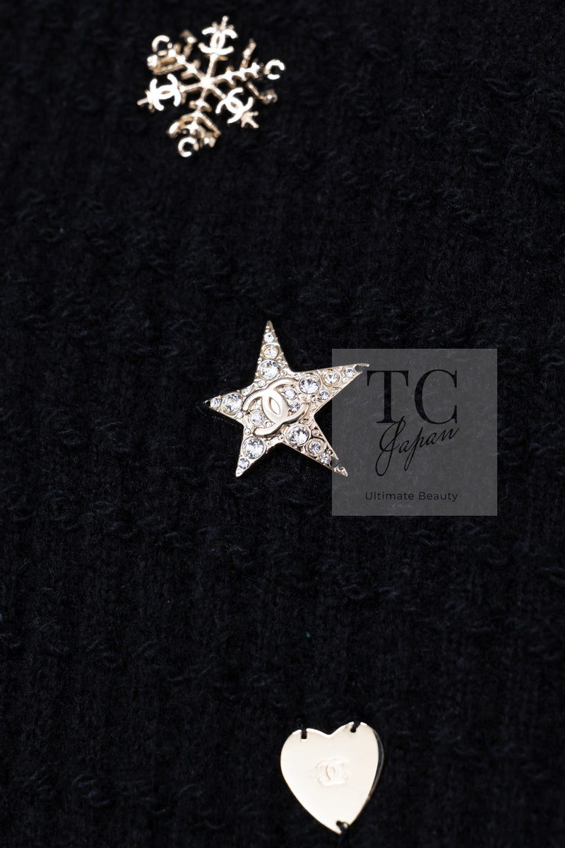 CHANEL 18PA Black Cashemre Silk Wool CC 5 Logo Lion Tops Sweater 34 36 シャネル ブラック カシミヤ シルク ウール CC 5 ライオン ロゴ 装飾 トップス セーター 即発