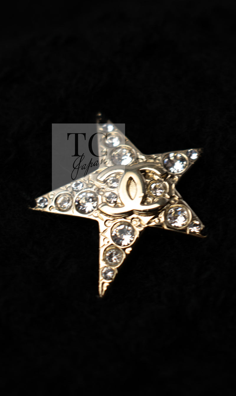 CHANEL 18PA Black Cashemre Silk Wool CC 5 Logo Lion Tops Sweater 34 36 シャネル ブラック カシミヤ シルク ウール CC 5 ライオン ロゴ 装飾 トップス セーター 即発