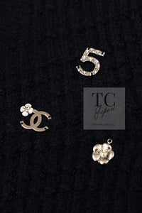 CHANEL 18PA Black Cashemre Silk Wool CC 5 Logo Lion Tops Sweater 34 36 シャネル ブラック カシミヤ シルク ウール CC 5 ライオン ロゴ 装飾 トップス セーター 即発