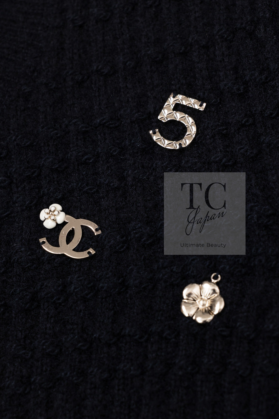 CHANEL 18PA Black Cashemre Silk Wool CC 5 Logo Lion Tops Sweater 34 36 シャネル ブラック カシミヤ シルク ウール CC 5 ライオン ロゴ 装飾 トップス セーター 即発