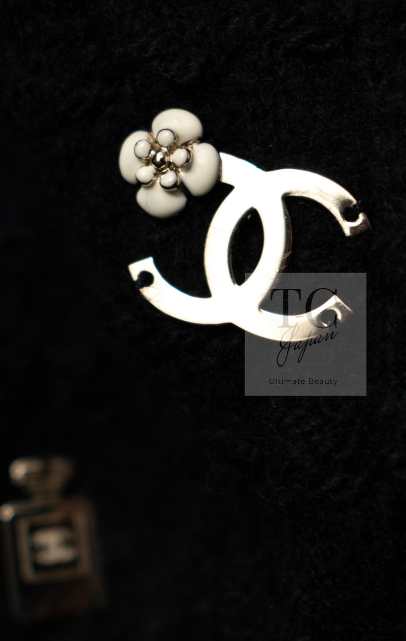 CHANEL 18PA Black Cashemre Silk Wool CC 5 Logo Lion Tops Sweater 34 36 シャネル ブラック カシミヤ シルク ウール CC 5 ライオン ロゴ 装飾 トップス セーター 即発