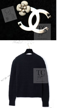 CHANEL 18PA Black Cashemre Silk Wool CC 5 Logo Lion Tops Sweater 34 36 シャネル ブラック カシミヤ シルク ウール CC 5 ライオン ロゴ 装飾 トップス セーター 即発