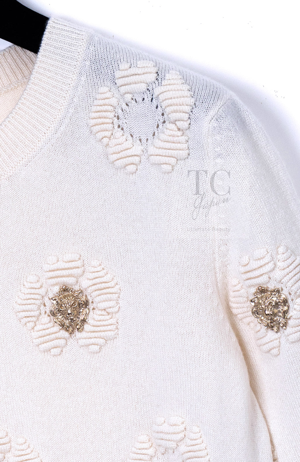 CHANEL 17PS Ivory Cashmere 100% Lion Embellished Knit Sweater 34 シャネル アイボリー カシミヤ ライオン 装飾 ニット トップス セーター 即発