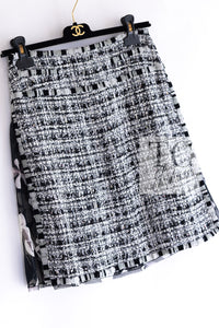 CHANEL 04S Black White CC Logo Wool Silk Cotton Lesage Tweed Skirt 38 シャネル ブラック ホワイト CC ロゴ ウール シルク コットン ルサージュ ツイード スカート 即発