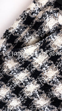 CHANEL 07S Ivory Black Jeweled COCO Emblem Fringed Lesage Tweed Skirt 34-07