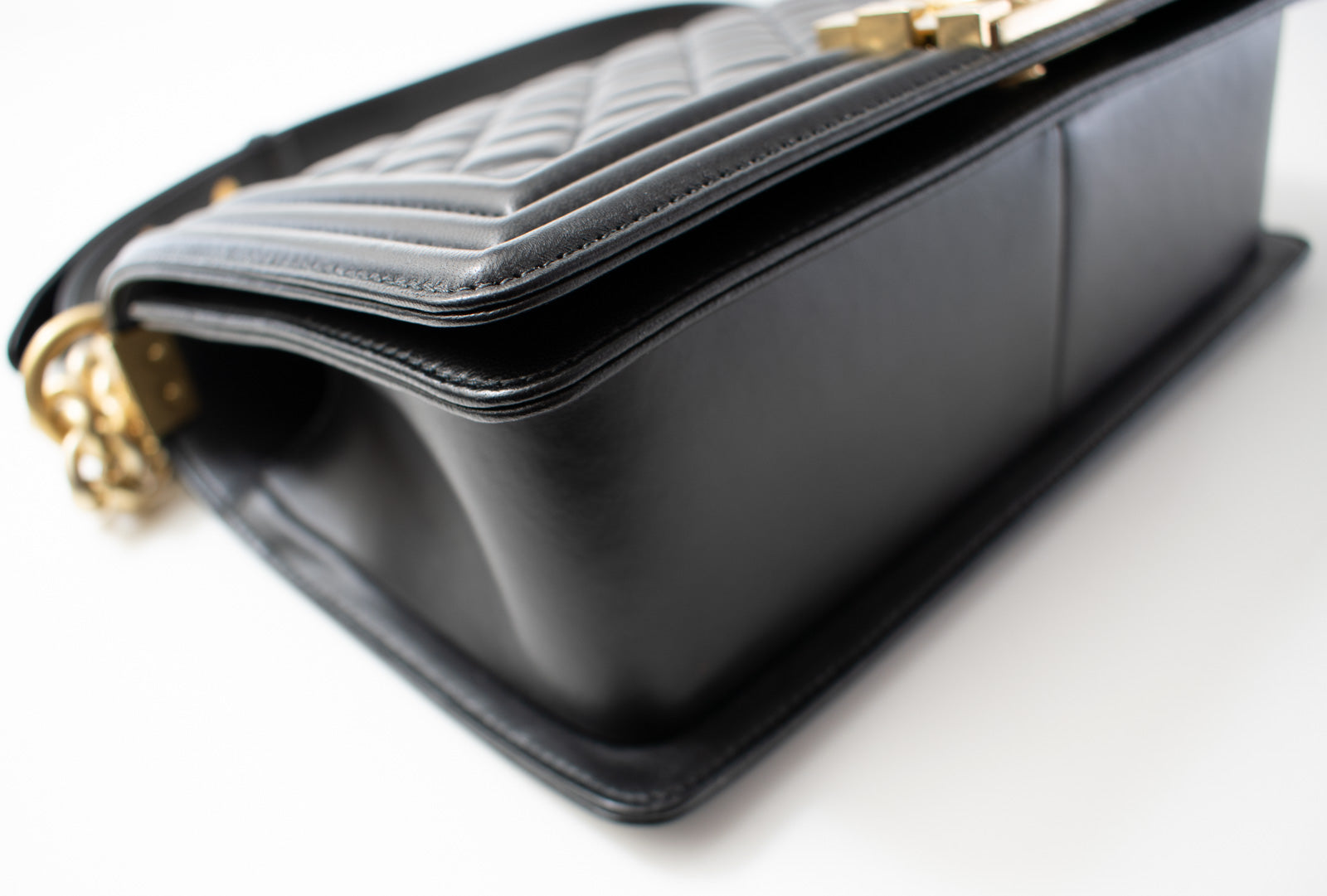 CHANEL BOY Chanel Black Gold Chain Shoulder Bag 25 シャネル ボーイ シャネル25 レザー チェーン ショルダー バッグ ブラック ゴールド金具 23番台 即発