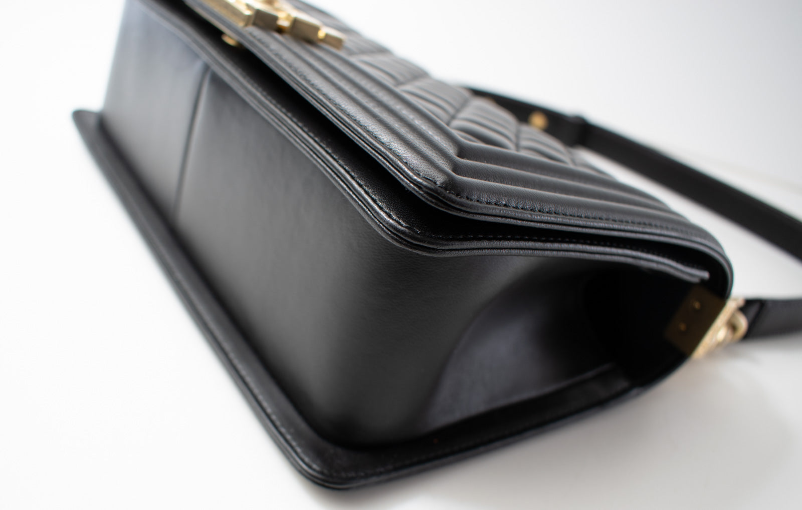 CHANEL BOY Chanel Black Gold Chain Shoulder Bag 25 シャネル ボーイ シャネル25 レザー チェーン ショルダー バッグ ブラック ゴールド金具 23番台 即発