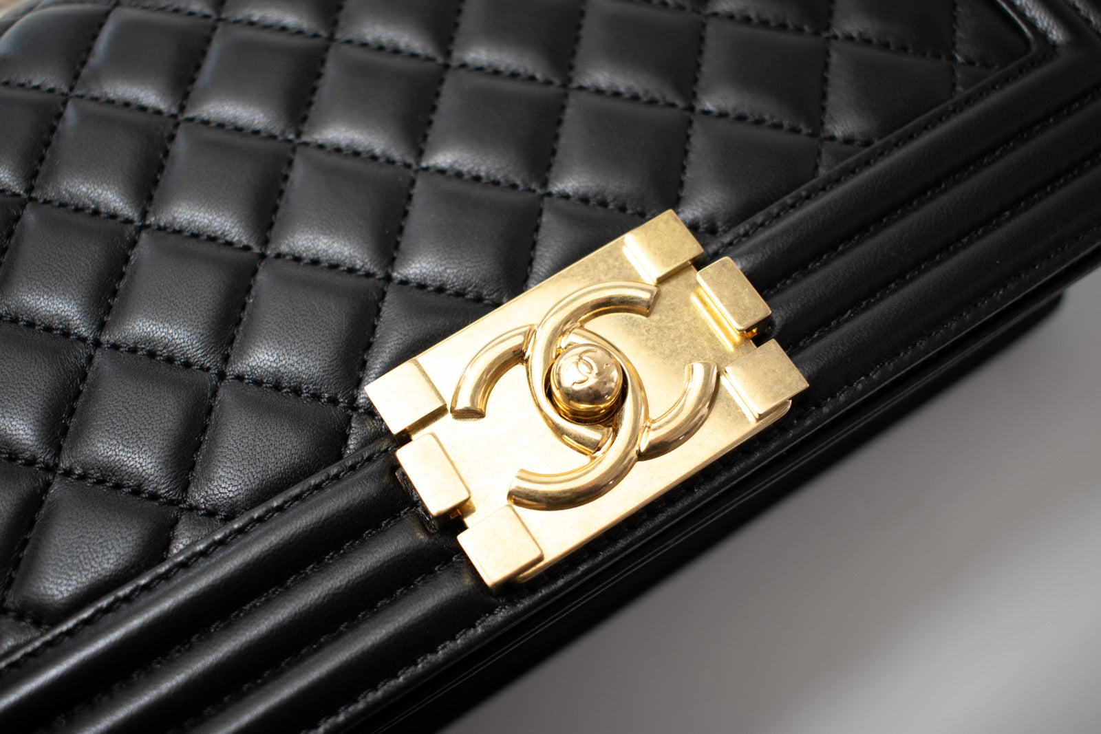 CHANEL BOY Chanel Black Gold Chain Shoulder Bag 25 シャネル ボーイ シャネル25 レザー チェーン ショルダー バッグ ブラック ゴールド金具 23番台 即発