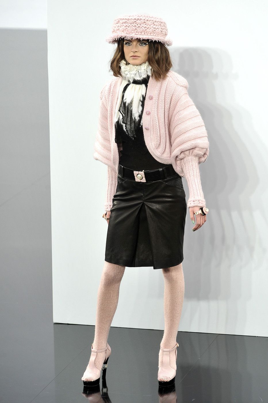 CHANEL Fall Winter 2009 pale pink jacket and skirt runway look